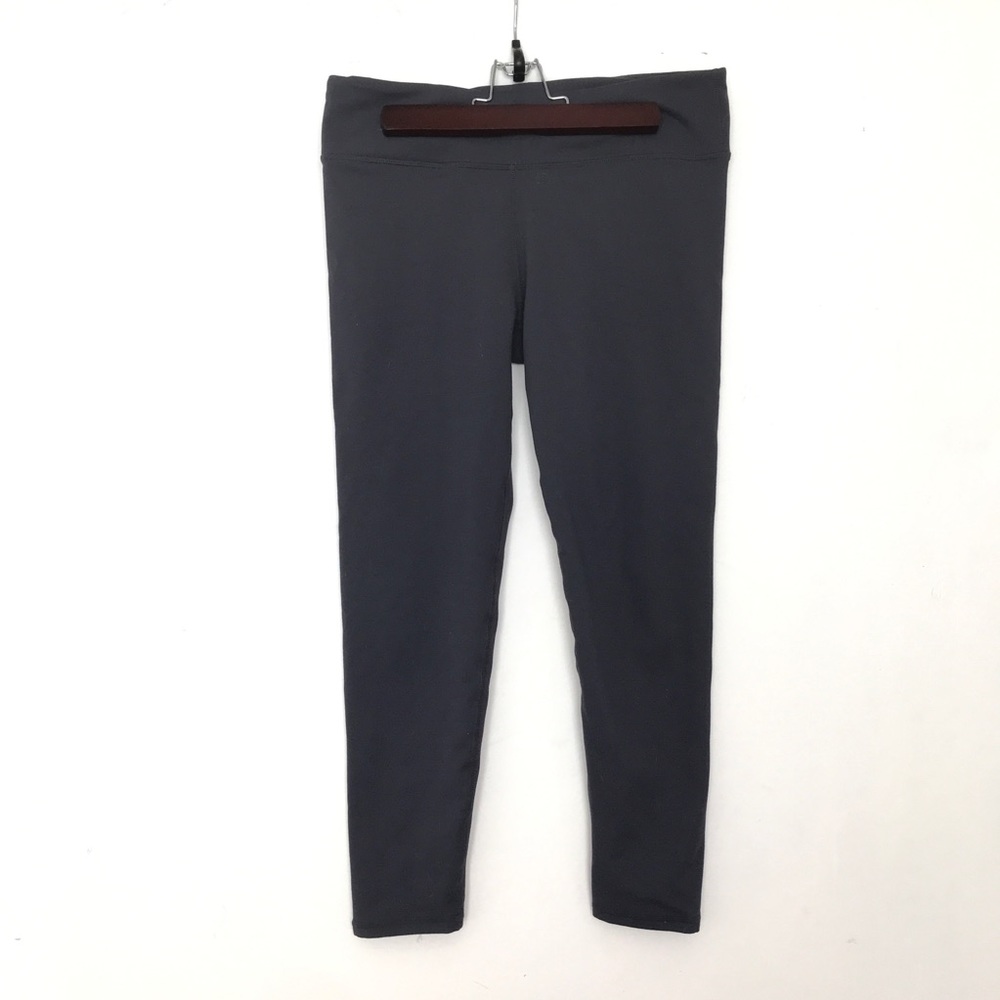 Fabletics athletic Mid-Rise Powerhold Capri - M